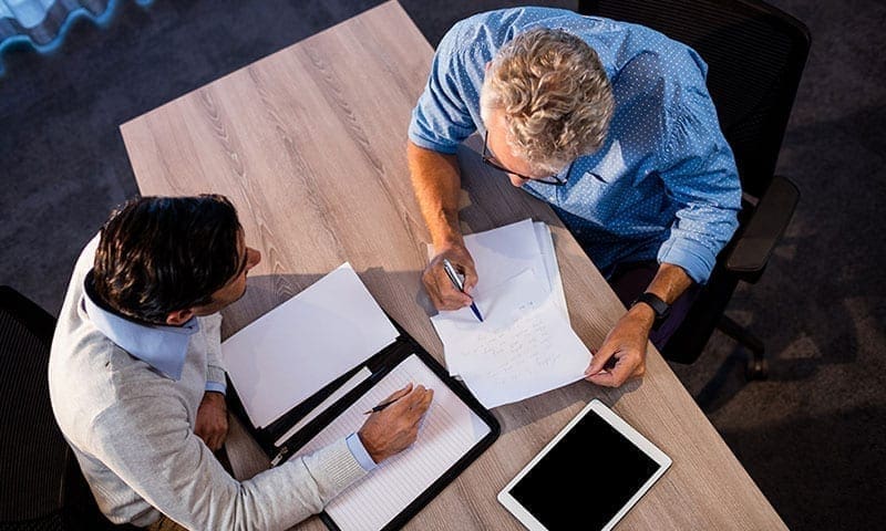 two-men-reviewing-paperwork-800x480-fr Hommes papiers travail