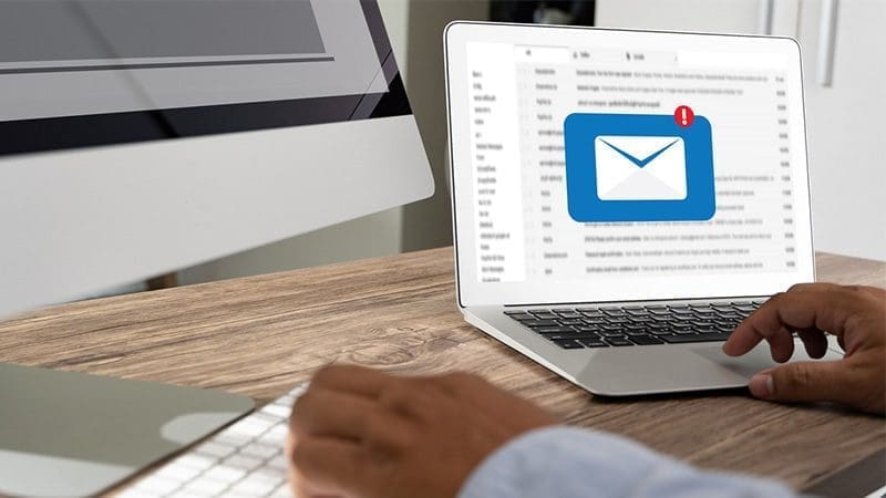 Application My Digital Registered Letter - Notification mail Ecran d'ordinateur ouvert sur boite mail avec notification